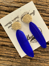 Load image into Gallery viewer, Brilliant Blues on handmade Daisy Clay Beads
